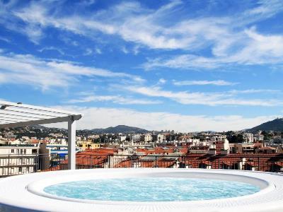Hotel & Monsigny 3*