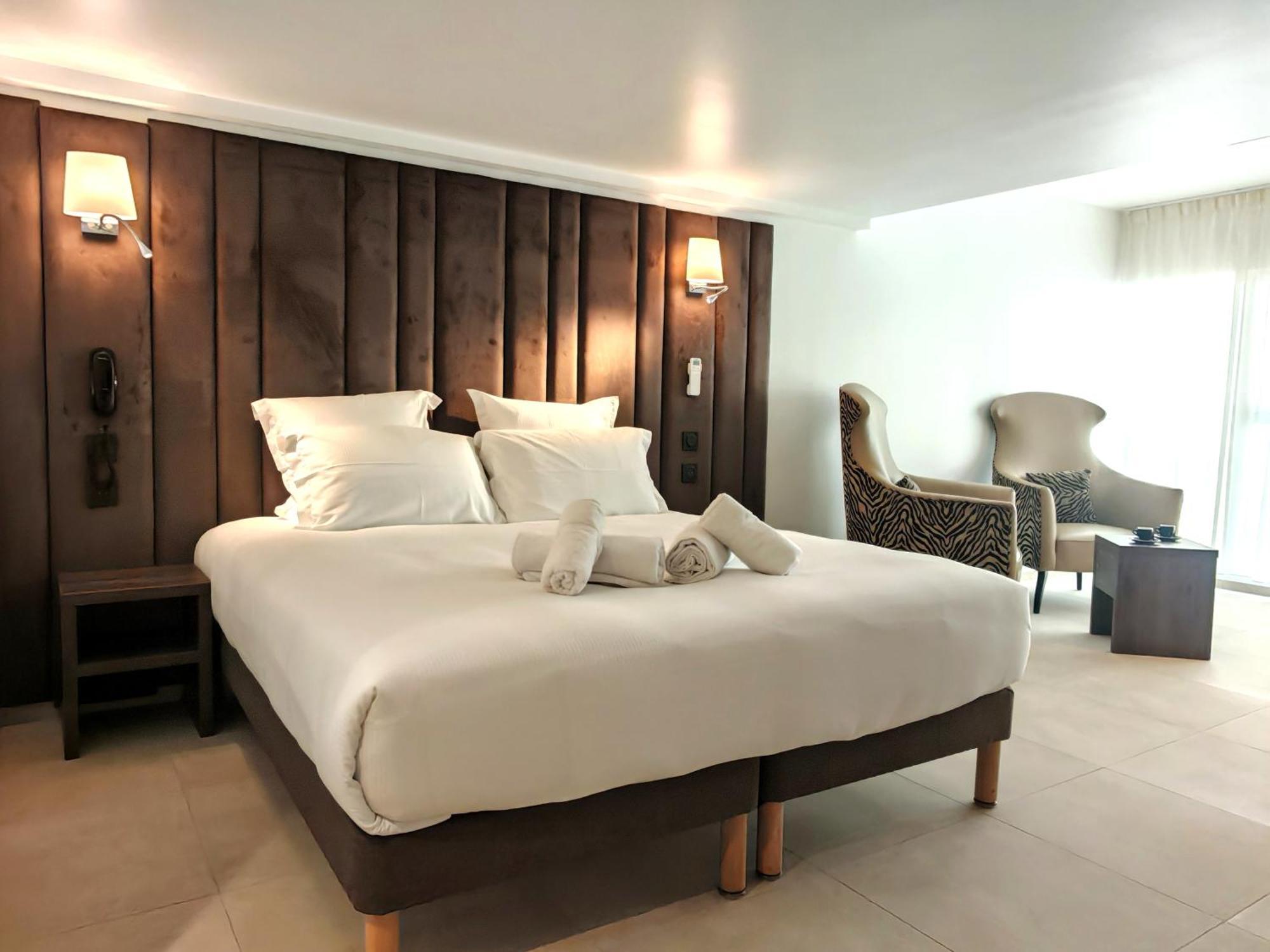 Hotel & Monsigny